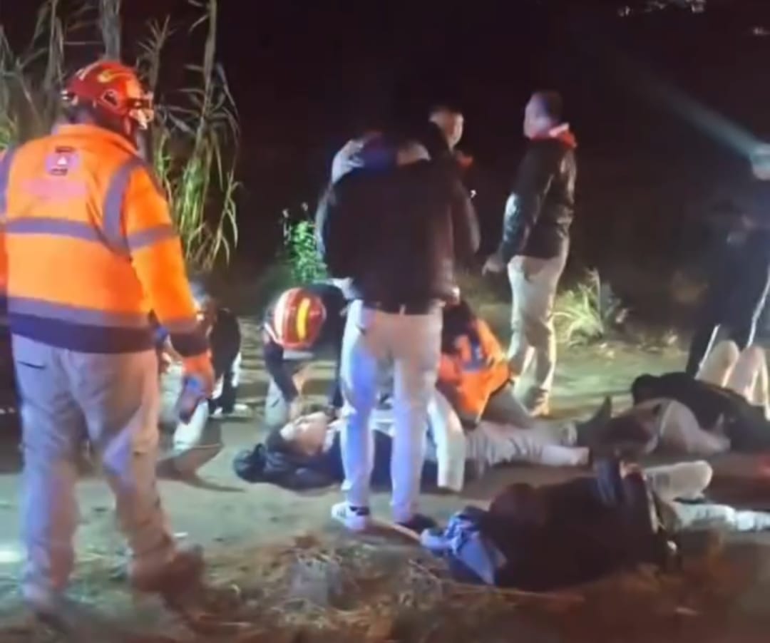 Banda de músicos de Pachuca registra aparatoso accidente en la recta de Zinacatepec