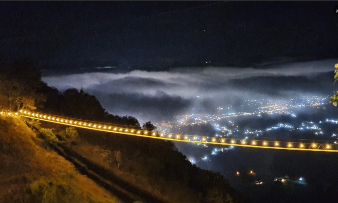 Disfruta la experiencia de cruzar un puente colgante iluminado en Tlatlauquitepec 