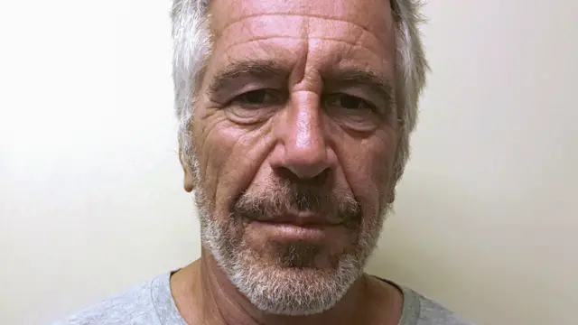 Revelan inquietantes mensajes y una sala enigmática dentro de la mansión de Jeffrey Epstein