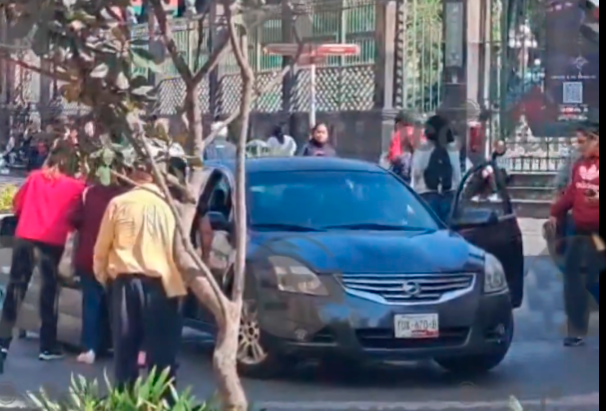 Abuelito se sube con todo y auto a la zona peatonal de la 16 de Septiembre en Puebla