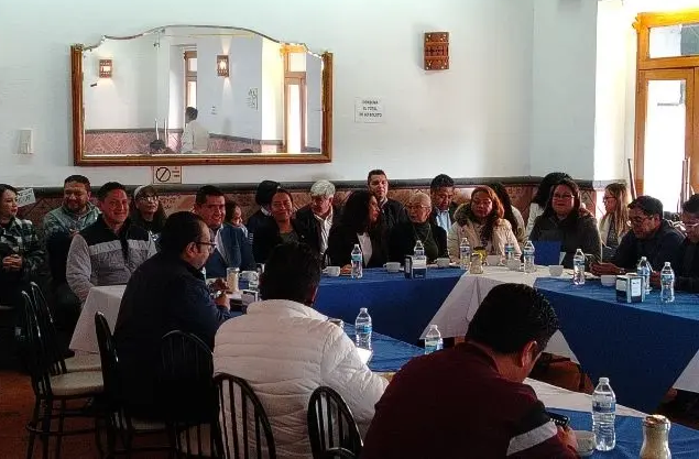 Maestros y padres de familia exigen renuncia de la directora de la Normal de Zacatlán