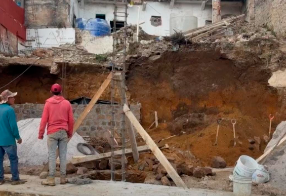 Alud de tierra cae sobre albañil mientras realiza labores en Teziutlán 