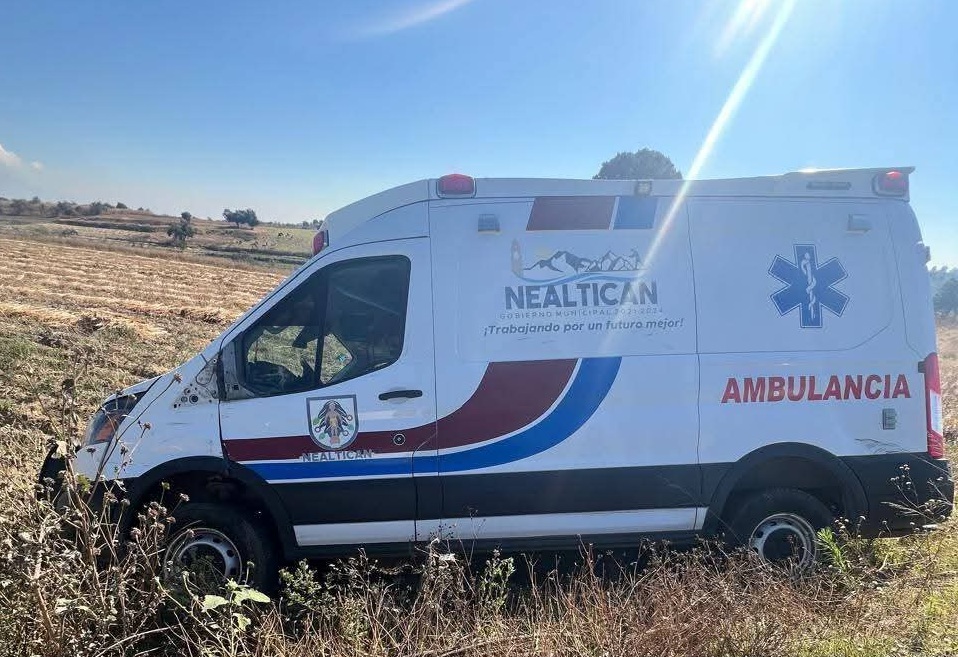 Ambulancia de Nealtican libra a ciclistas de ser arrollados