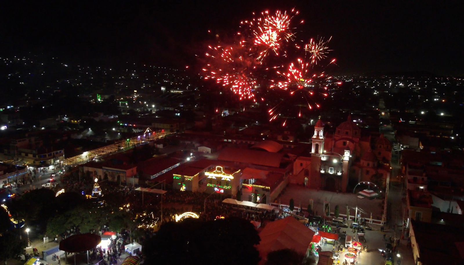 Amozoc se une para encender su Árbol de Navidad