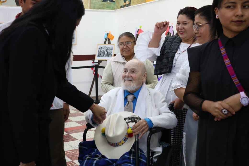 Ariadna Ayala inaugura la exposición Regreso al Origen, Antología de Antonio Sosa