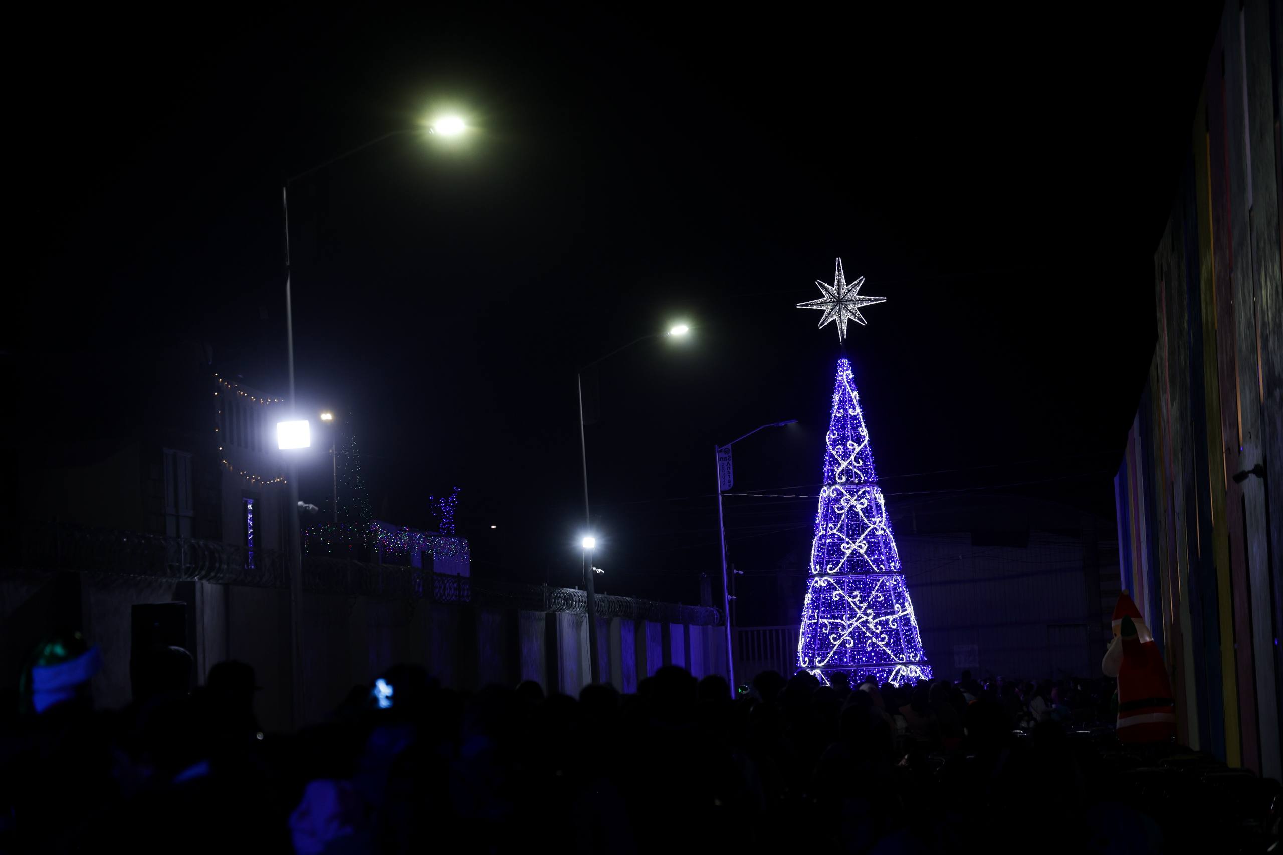 Encienden árbol navideño en el DIF de SACH