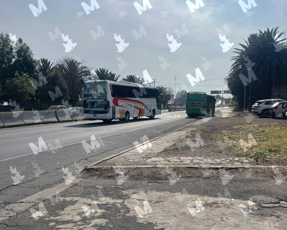 Intento de robo de camión de carga genera accidente en la México-Puebla
