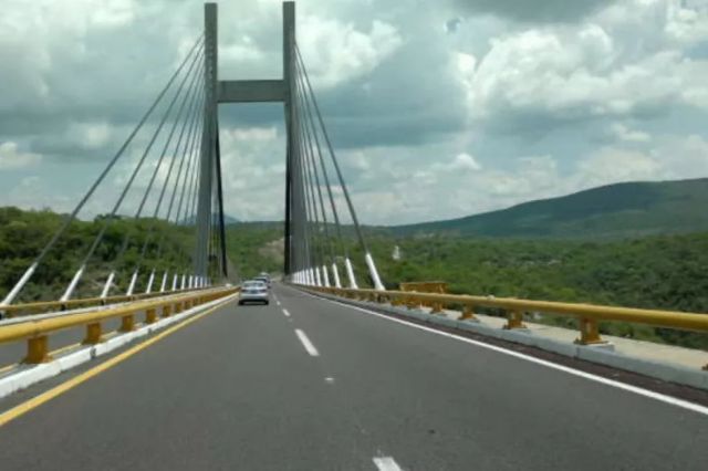 Hallan tres cuerpos en bolsas negras sobre la Autopista del Sol en Guerrero