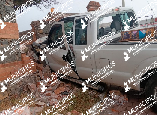 Camioneta se impacta contra muro de iglesia en Ocotepec dejando dos lesionados