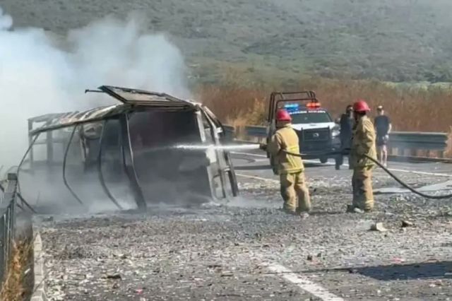 Accidente en la autopista Siglo XXI: camioneta con pirotecnia se incendia