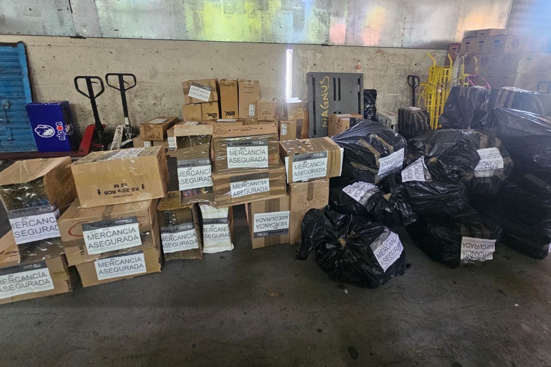 Aseguran cigarros ilegales en la Central de Abasto de Iztapalapa