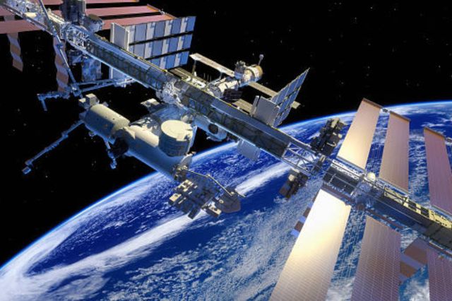 Astronautas rusos y estadounidenses se despiden de la Estación Espacial