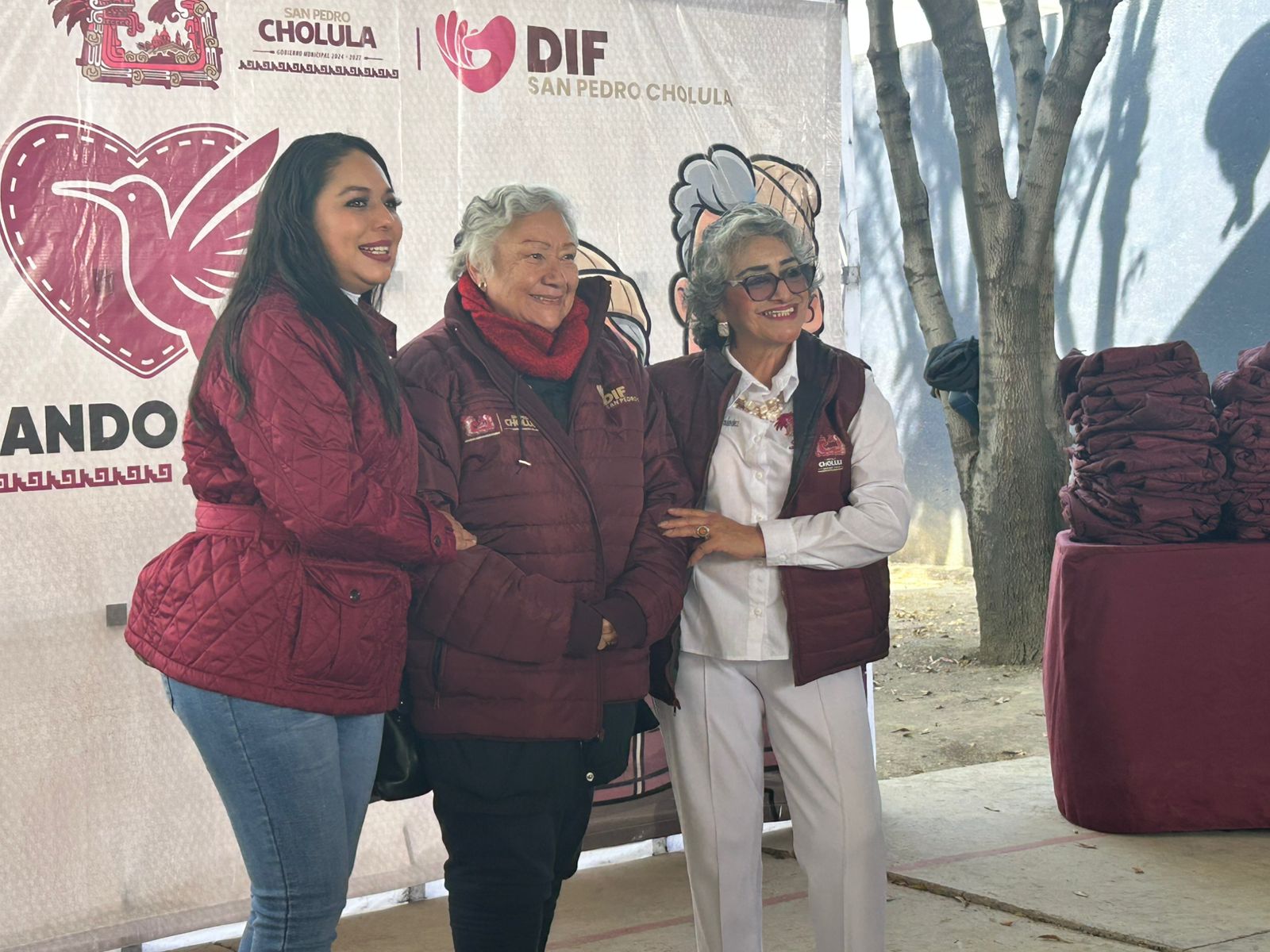 Encabeza Tonantzin Fernández entrega de chamarras a Casa del Abue