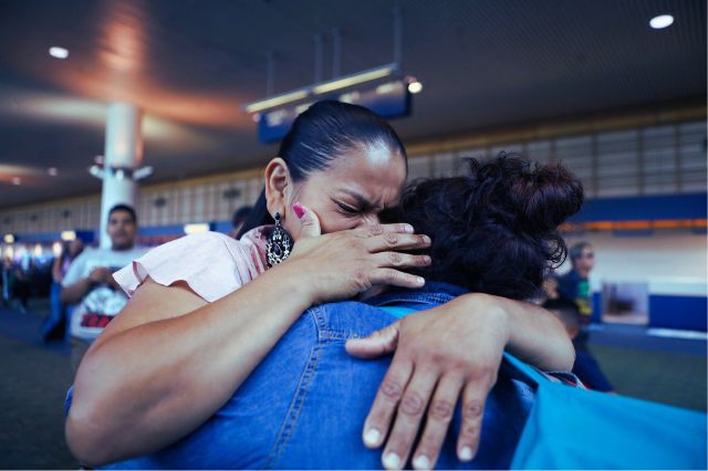 Migrantes afectados: EE. UU. termina programa de reunificación familiar FRP