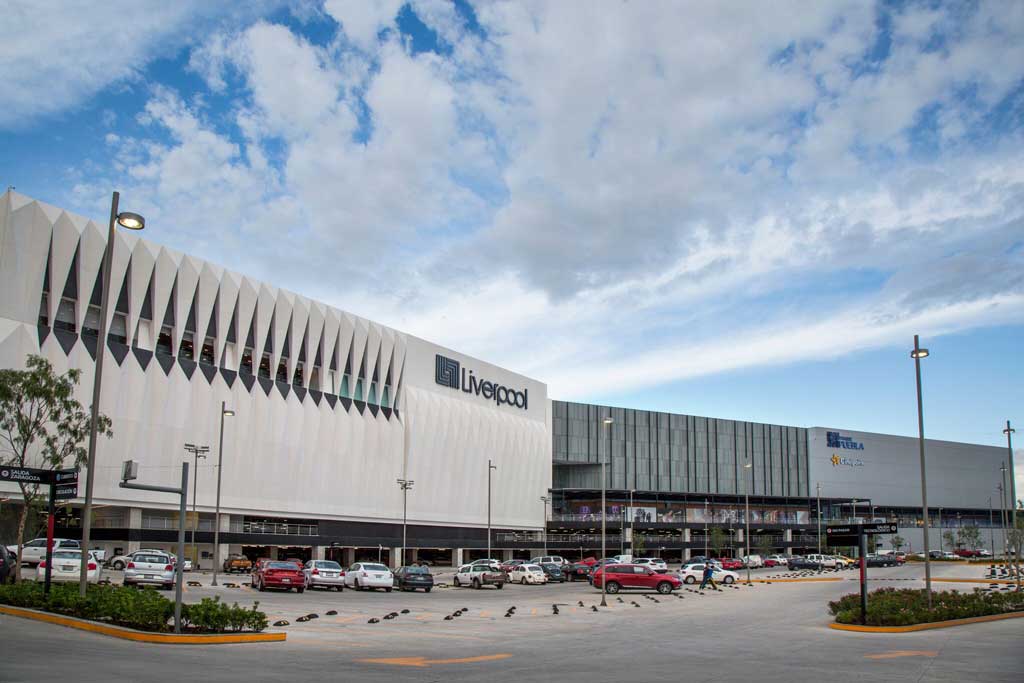 Cristalazo y robo de autopartes en el estacionamiento de Parque Puebla 