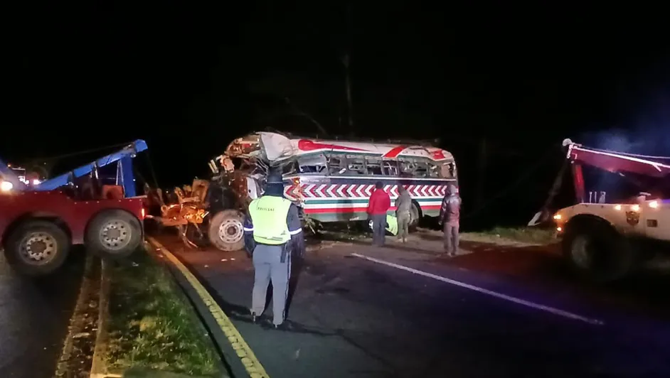 Tragedia en Guatemala: 15 muertos y 20 heridos por caída de autobús en barranco