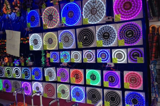 ¿Tus luces navideñas dañan el ambiente? Esto dice la UNAMv