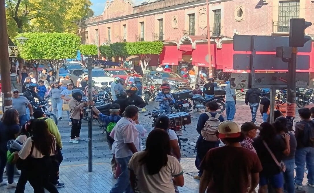 Motorepartidor acusa a policías municipales de Tehuacán y marinos de quitarle su dinero