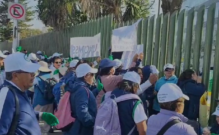 Armenta atiende a manifestantes, previo a la inauguración de IMSS San Alejandro
