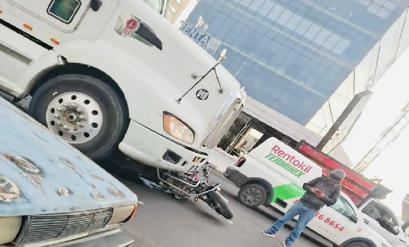 Motociclista se salva aunque quedó bajo un tráiler en la vía Atlixcáyotl