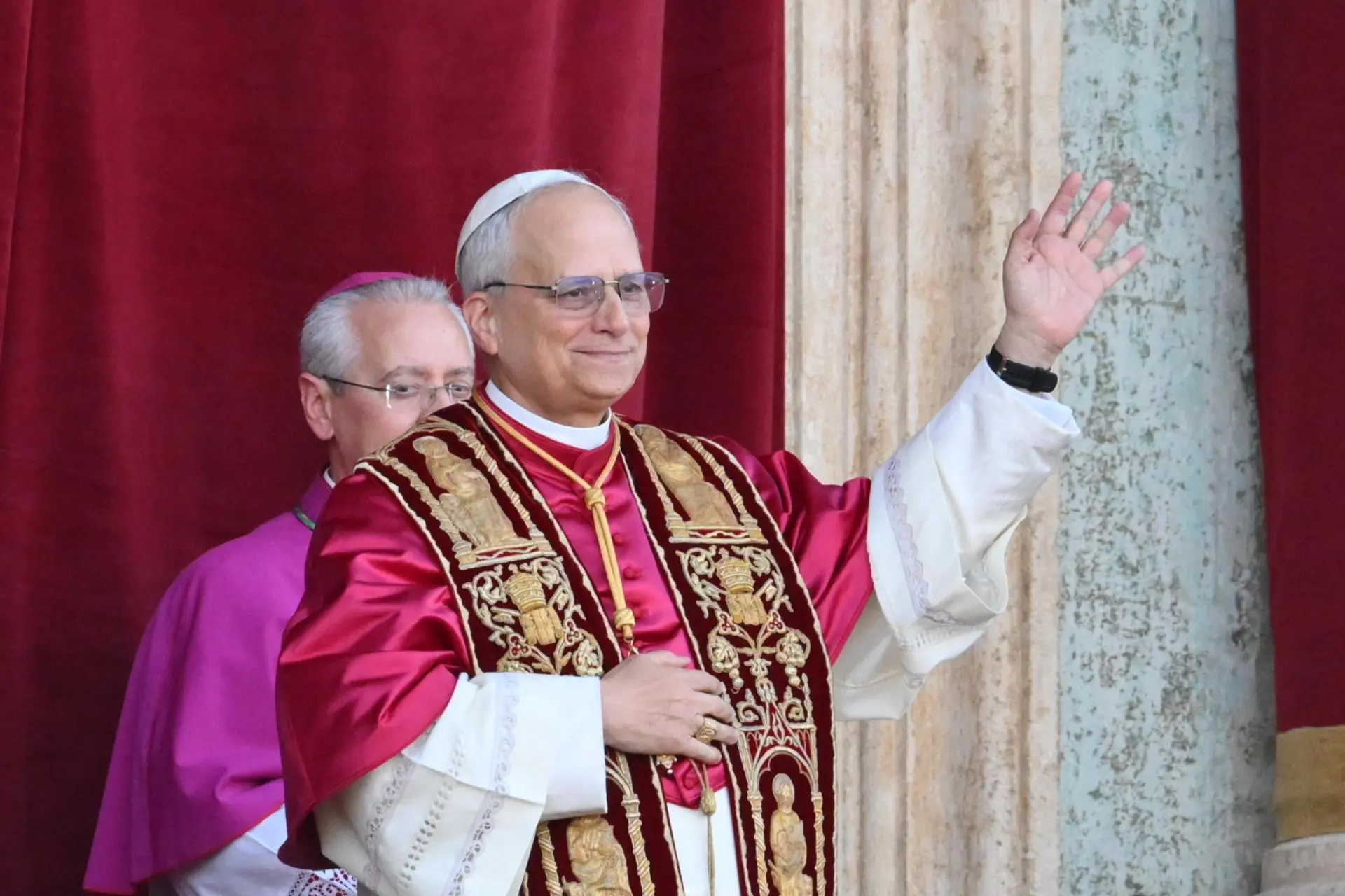 El papa León XIV lamenta que la economía moderna trate al hombre como mercancía en su primera misa de Gallo