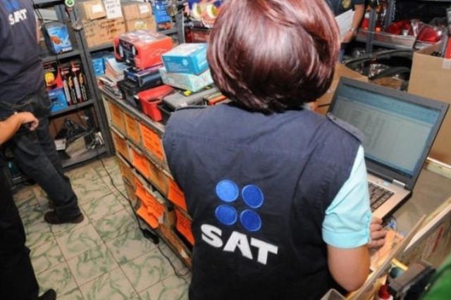 Qué hacer si un funcionario del SAT llega a tu domicilio sin avisar
