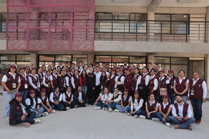 Sheinbaum entregó tarjetas de la Beca Benito Juárez