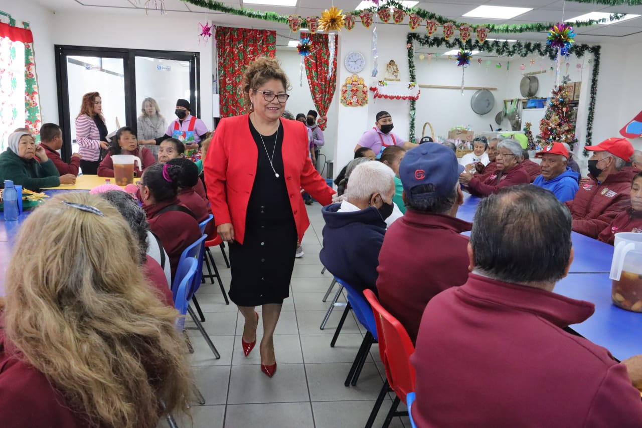 Tere Alfaro festeja fin de año con adultos mayores de las Estancias de Día de Cuautlancingo 