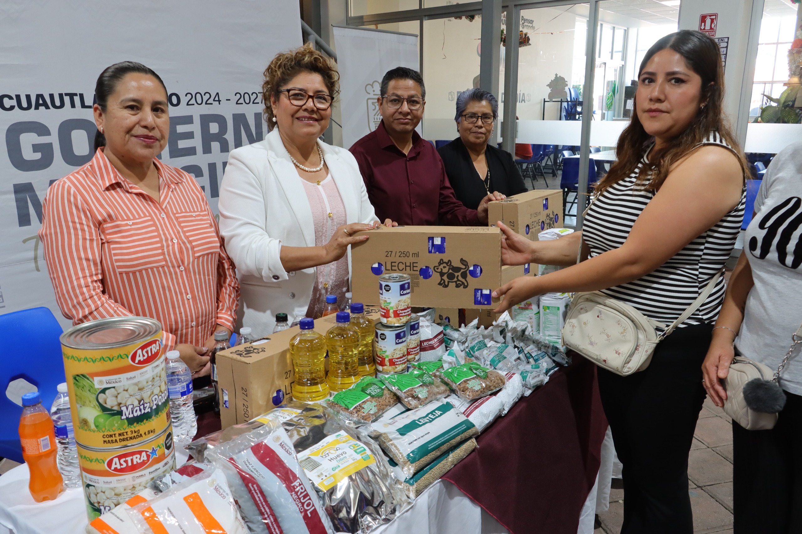 Encabeza Tere Alfaro entrega de insumos alimentarios a escuelas de Cuautlancingo