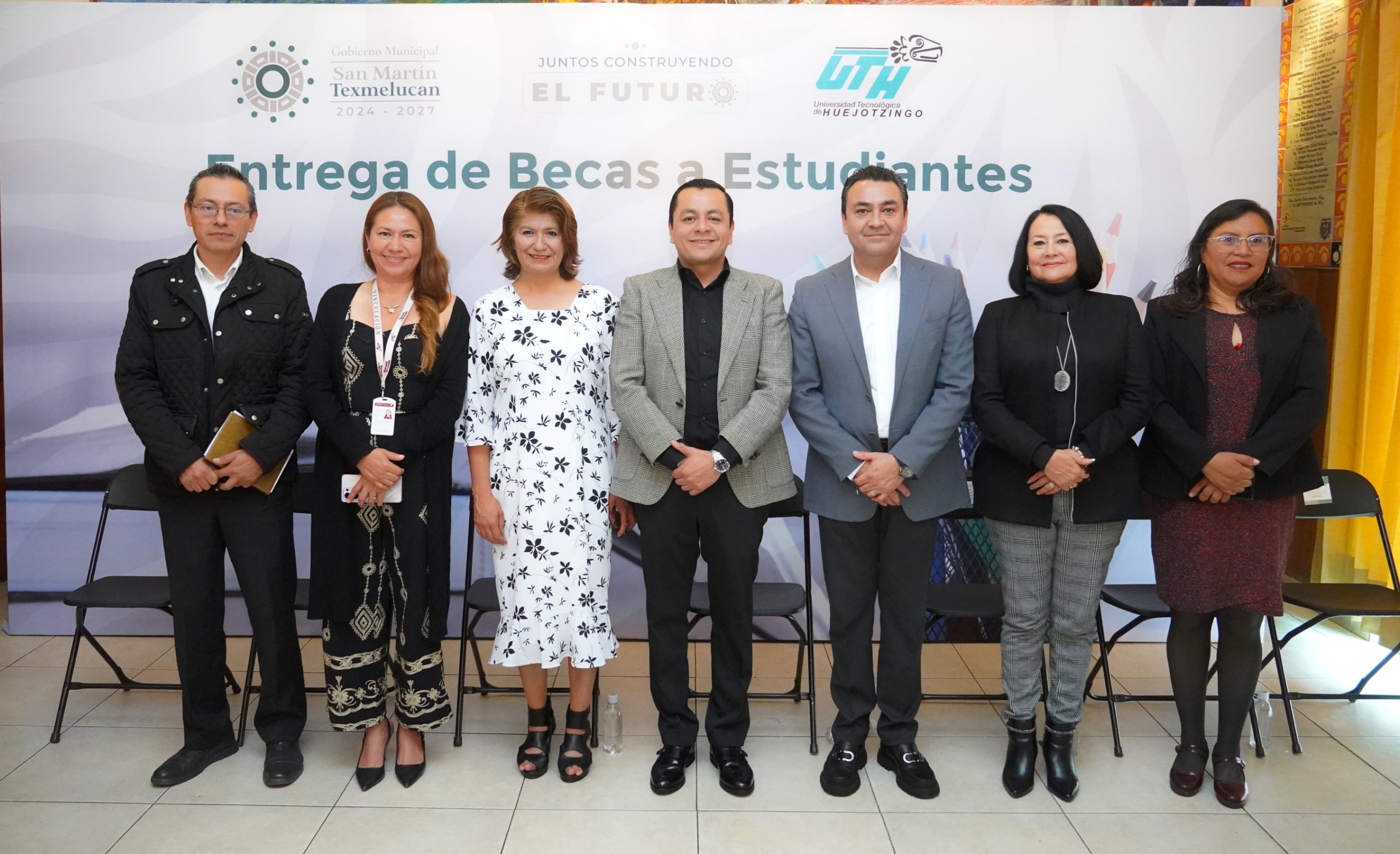 Entrega Gobierno de Texmelucan y UTH 50 becas a estudiantes destacados