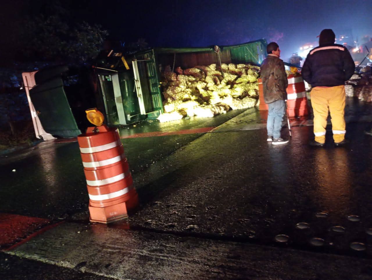 Cierra por cuatro horas la México-Tuxpan por volcadura de camión