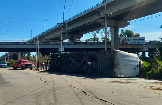 Volcadura de tráiler provoca cierre vial en la lateral de la México–Puebla