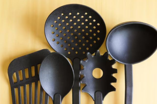 Detectan sustancias cancerígenas en artículos de cocina hechos de plástico negro