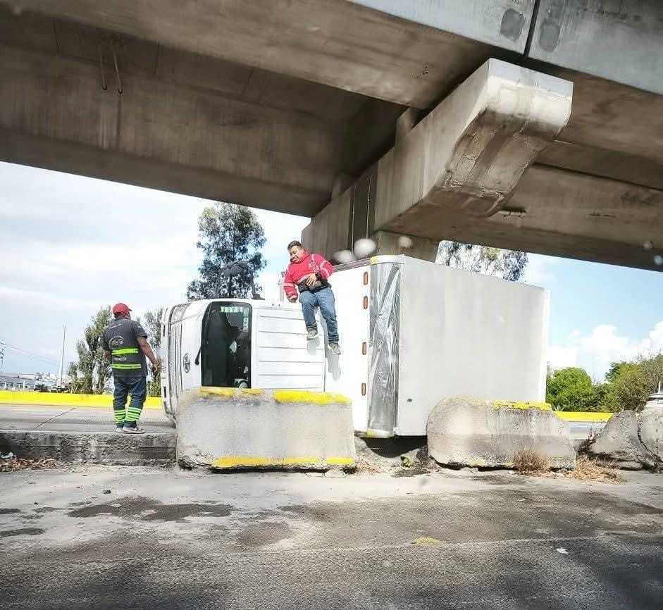 Mala maniobra genera volcadura de camioneta sobre la México-Puebla 