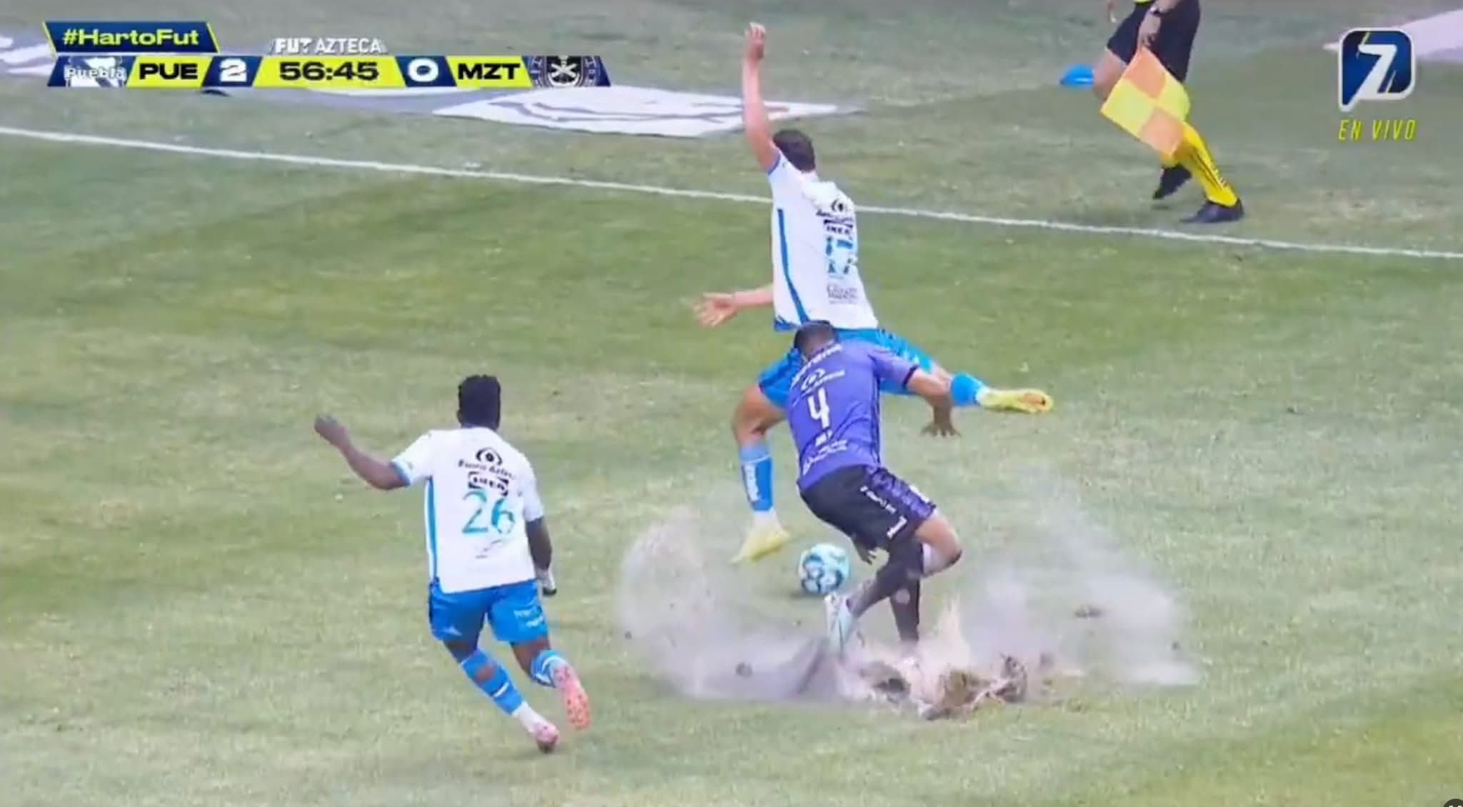 VIDEO Literal, salió volando el césped del estadio Cuauhtémoc