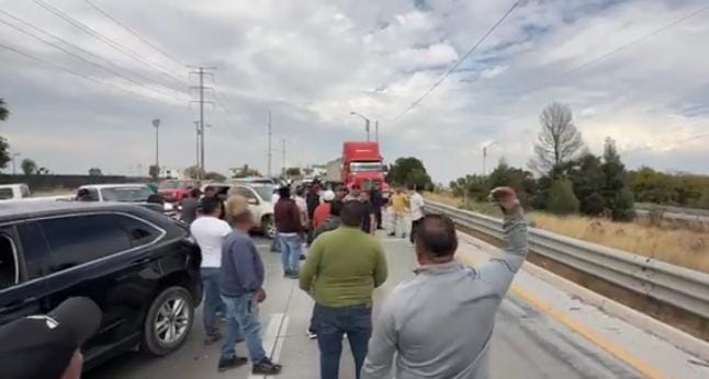 Dueños de autos americanos se manifiestan afuera del C5: cierran Periférico