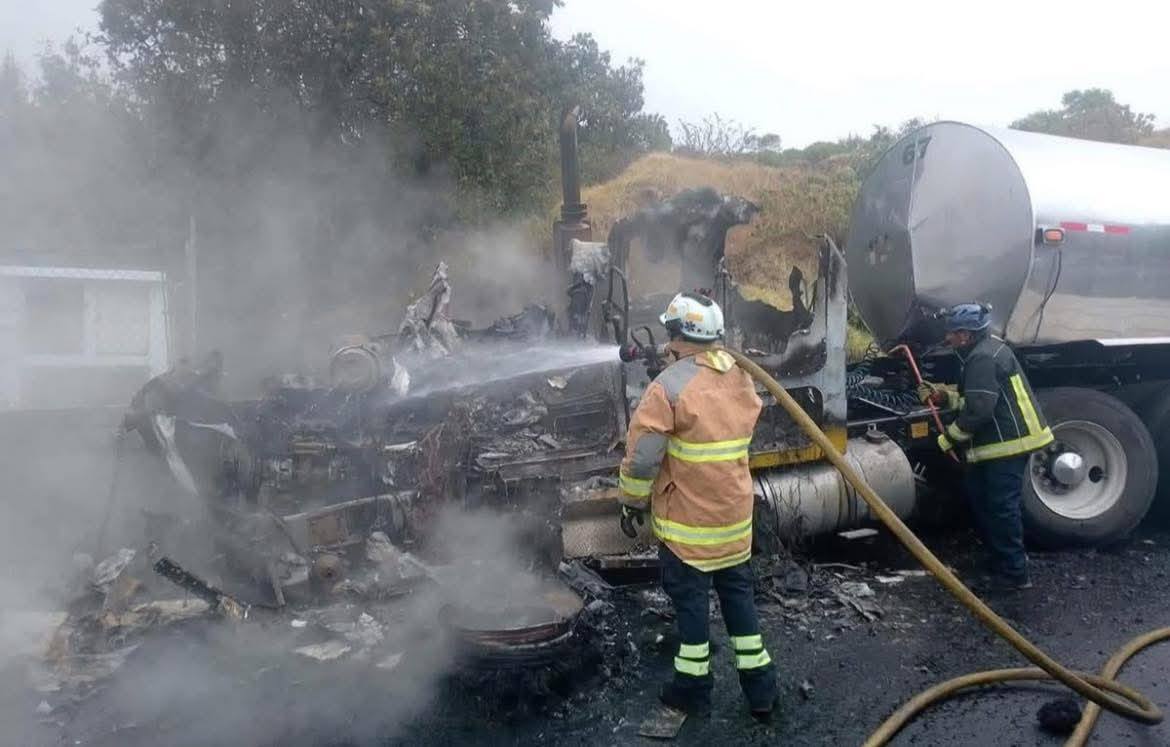 Se incendia pipa en la autopista Puebla-Orizaba