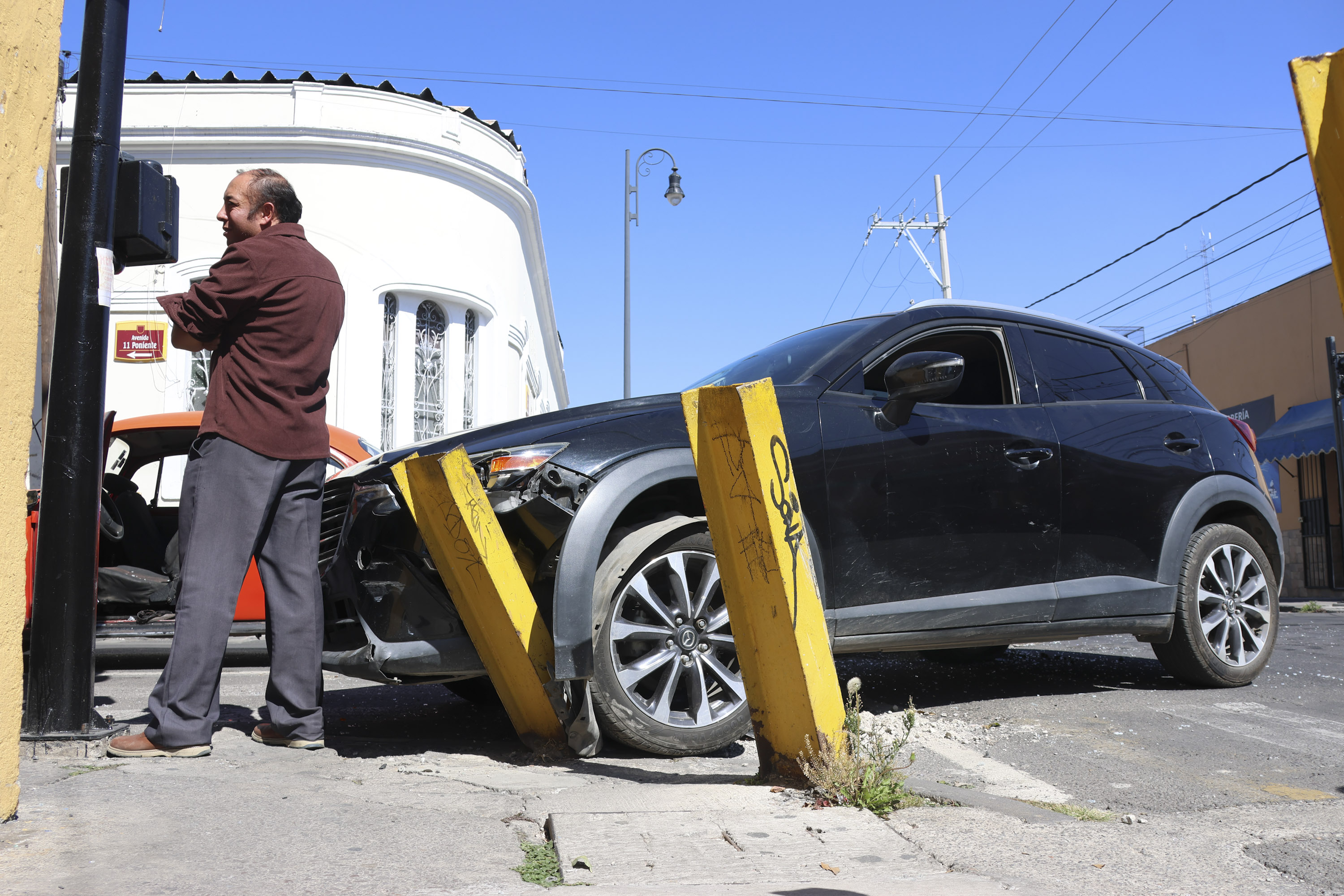 VIDEO Se registra un choque en Puebla capital entre un vocho y una camioneta