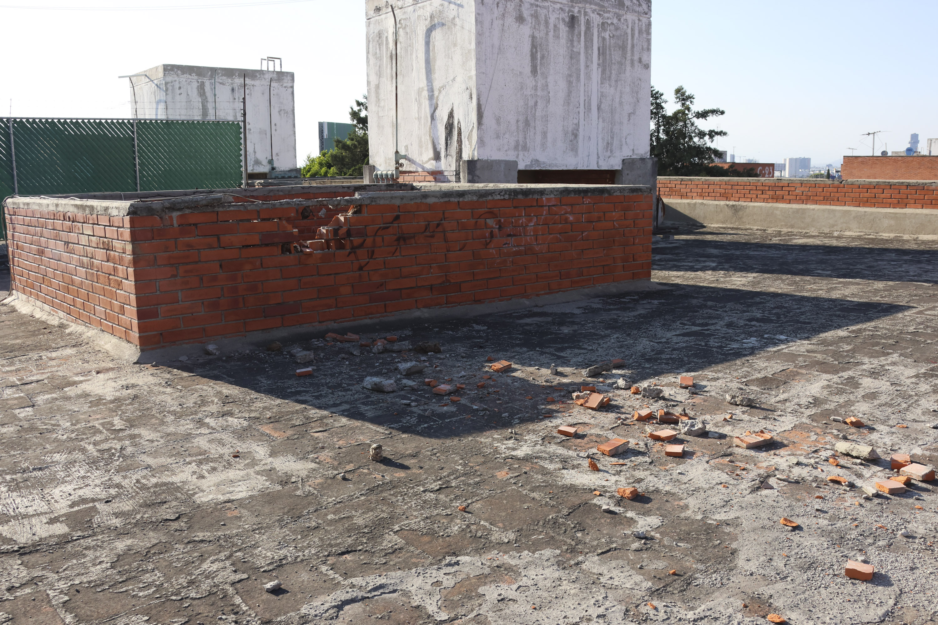 VIDEO Tras explosión en Agua Santa, sale volando tanque de gas y afecta una barda