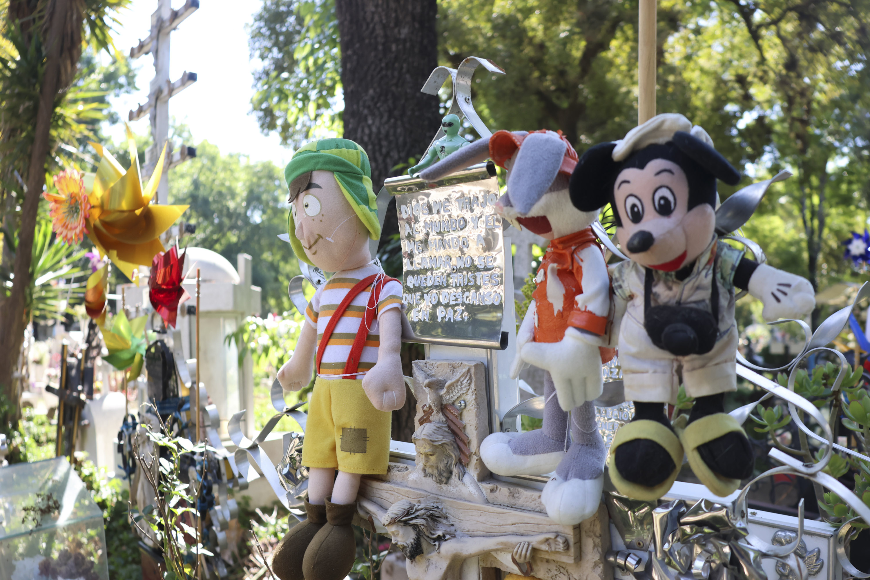 Los Reyes Magos visitan el Panteón Municipal de Puebla