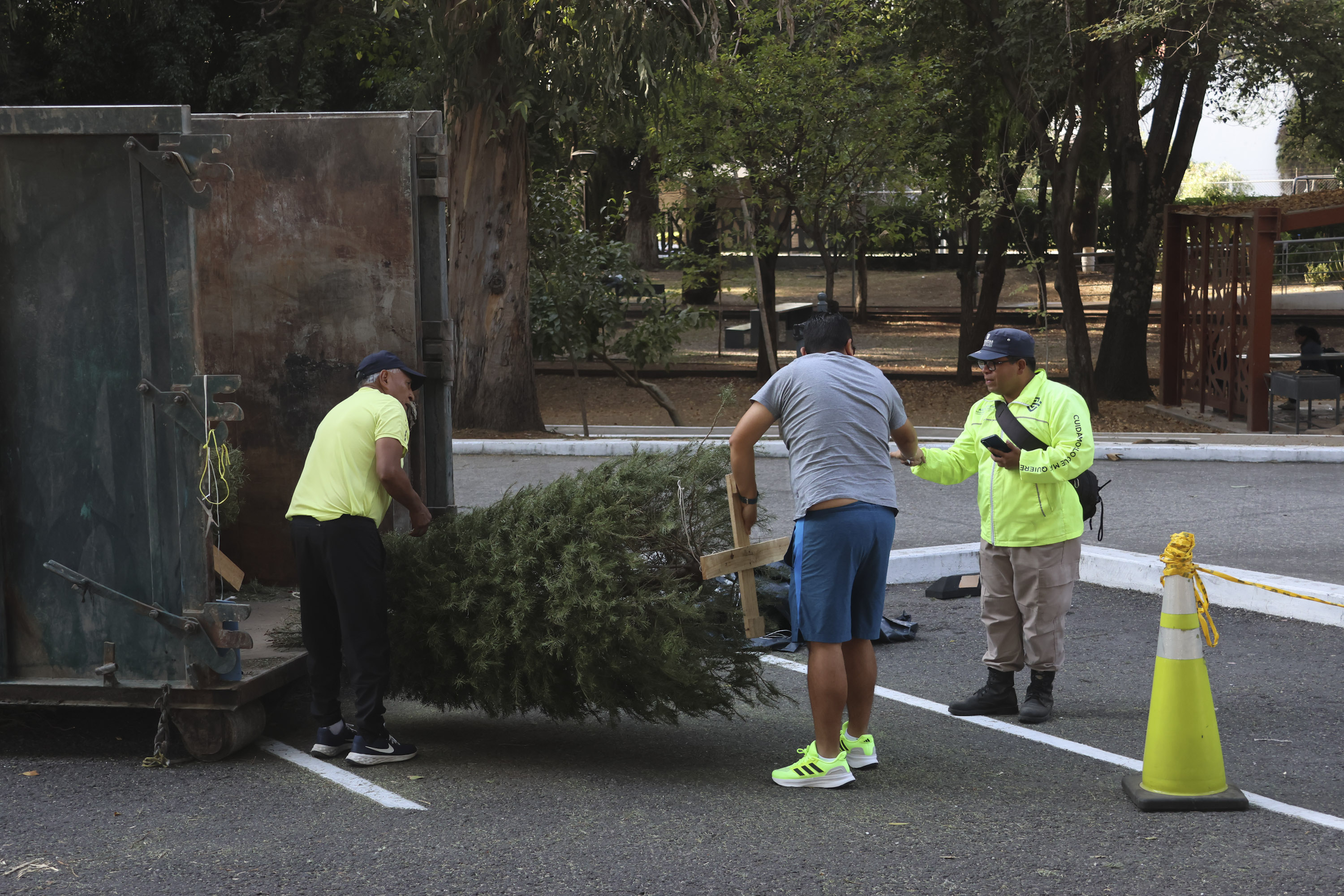VIDEO Poblanos acuden a dejar su Árbol de Navidad