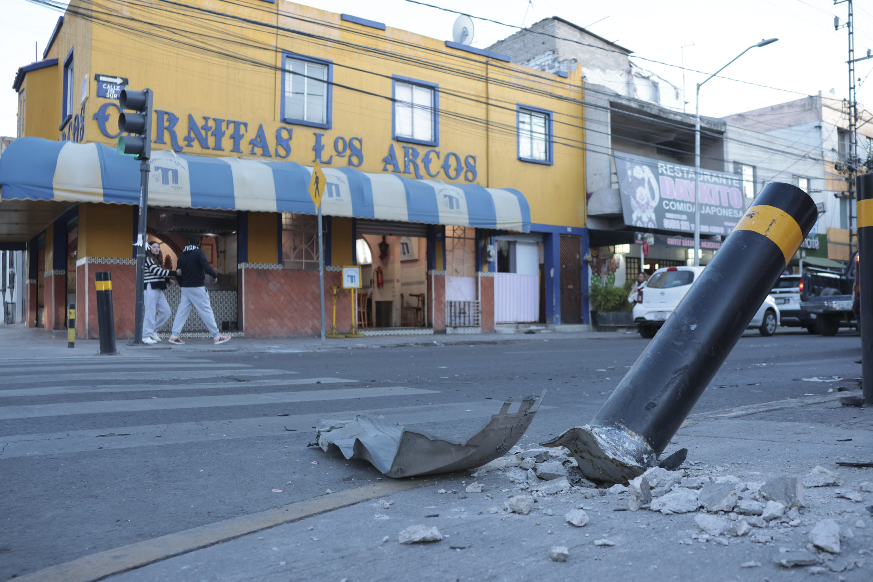 Bolardo evita que vehículo termine al interior de un negocio en Puebla