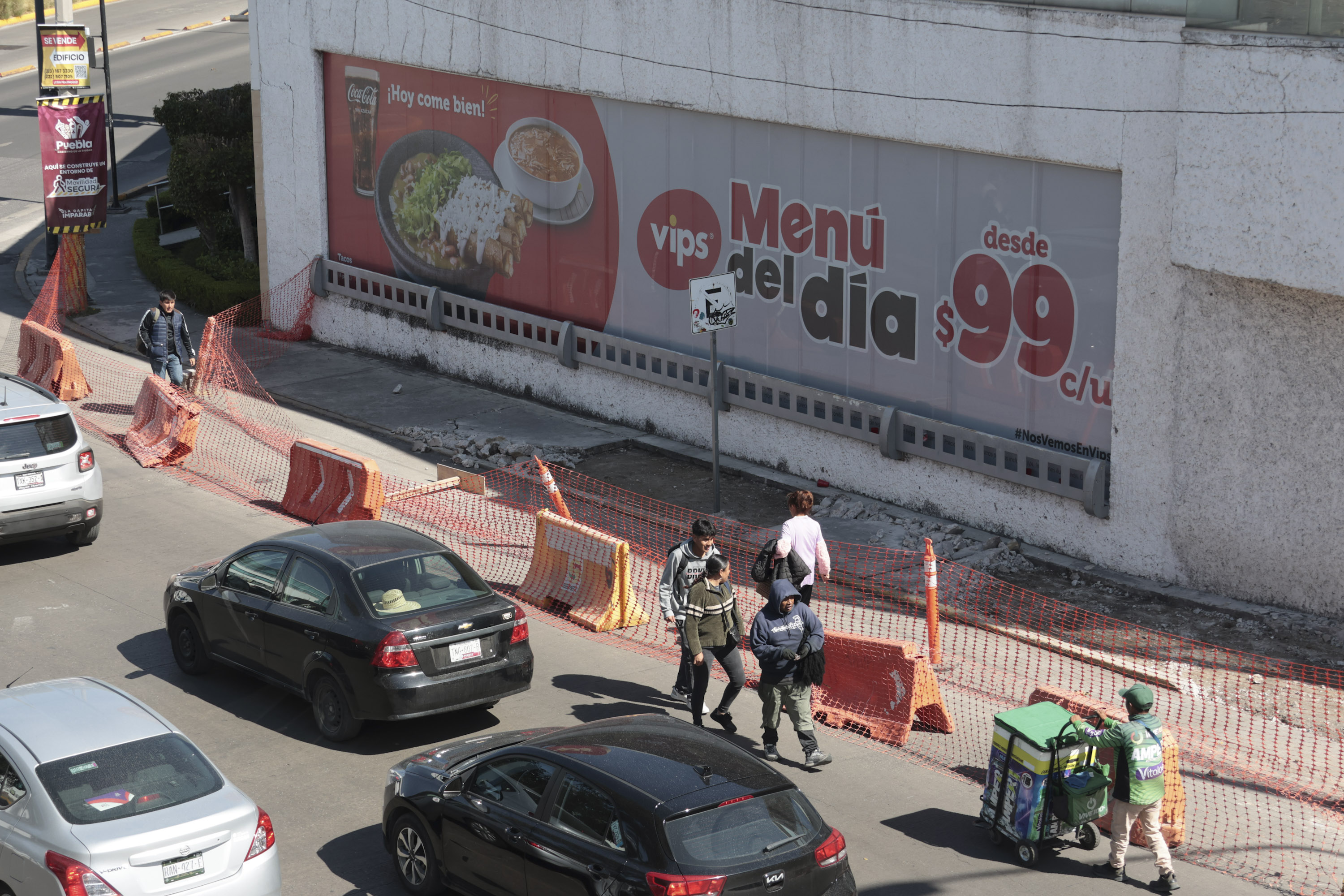 Por realización de obras Ayuntamiento de Puebla acordona aceras de la 31 Oriente