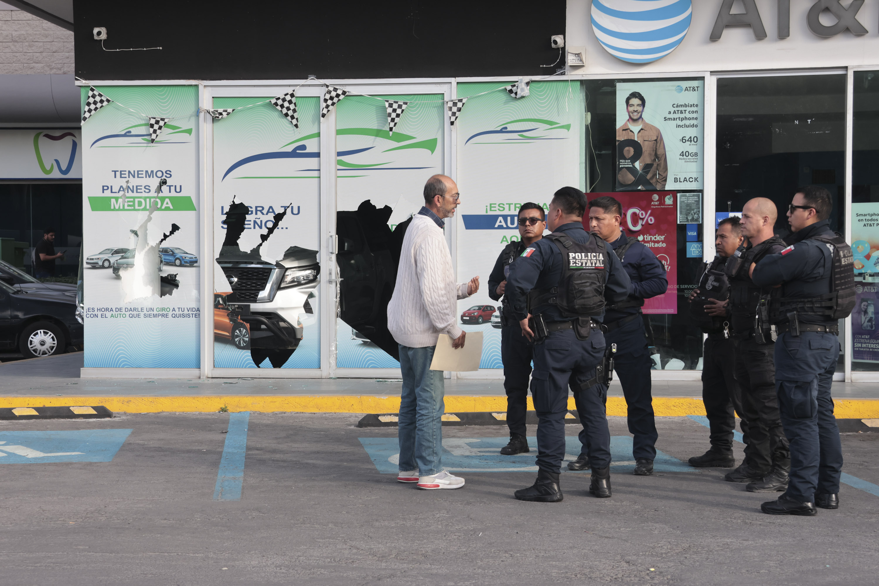 VIDEO Ciudadanos señalan fraude en Financiera de Autos CAEX en Puebla