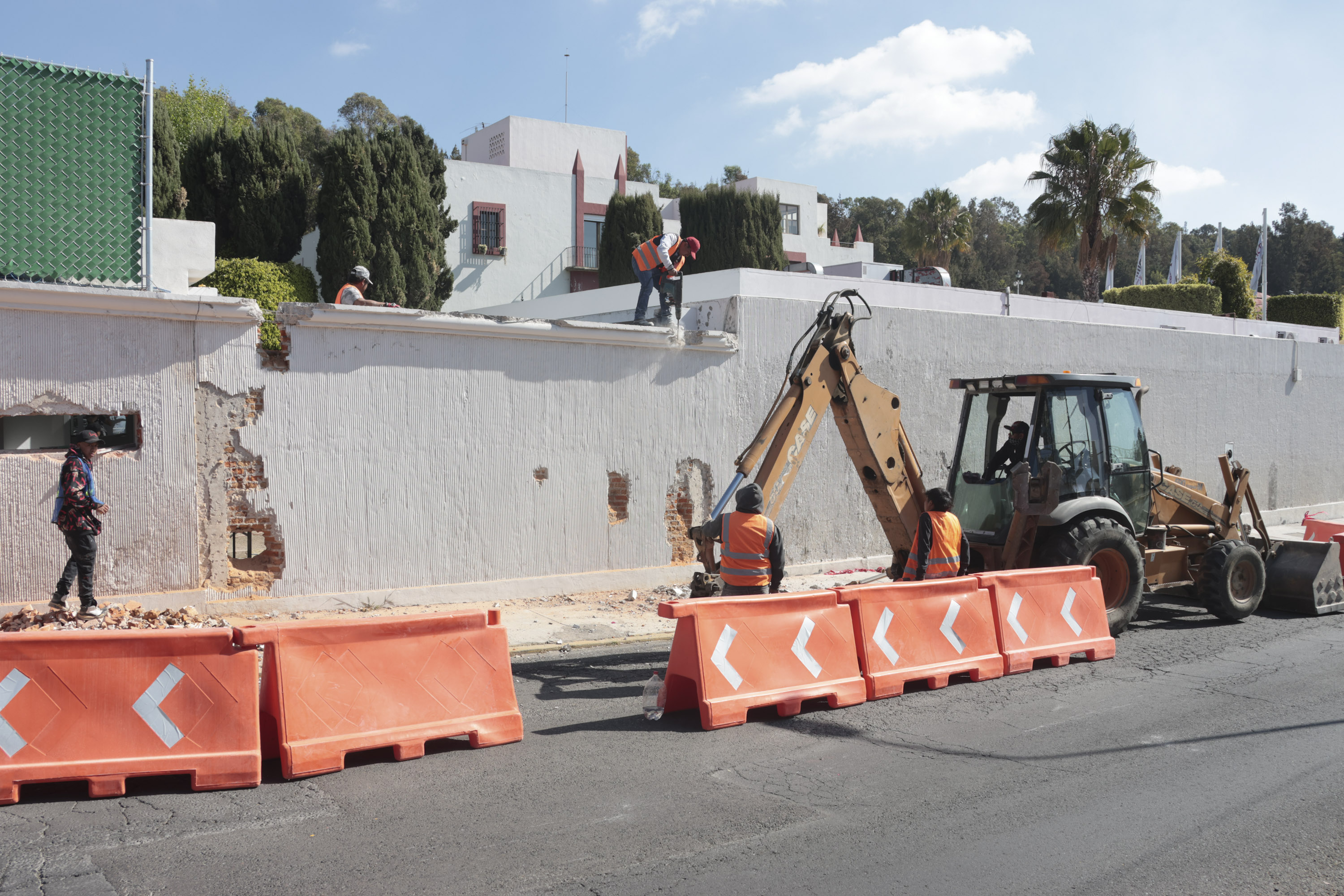 VIDEO Realizan demolición parcial de muro en Casa Puebla