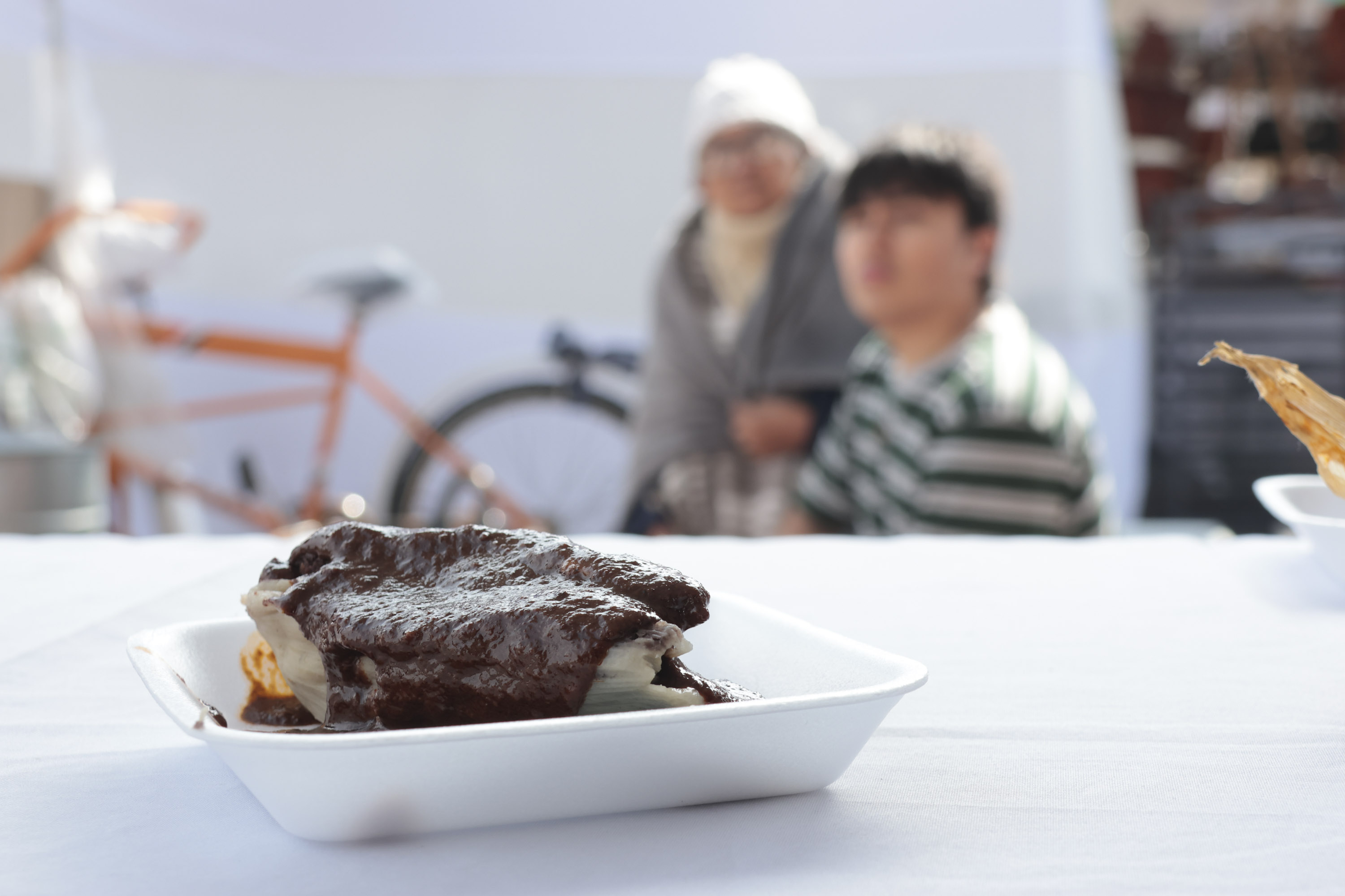 Vamos por un tamal a San Pedro Cholula y para el frío, hay atole y café