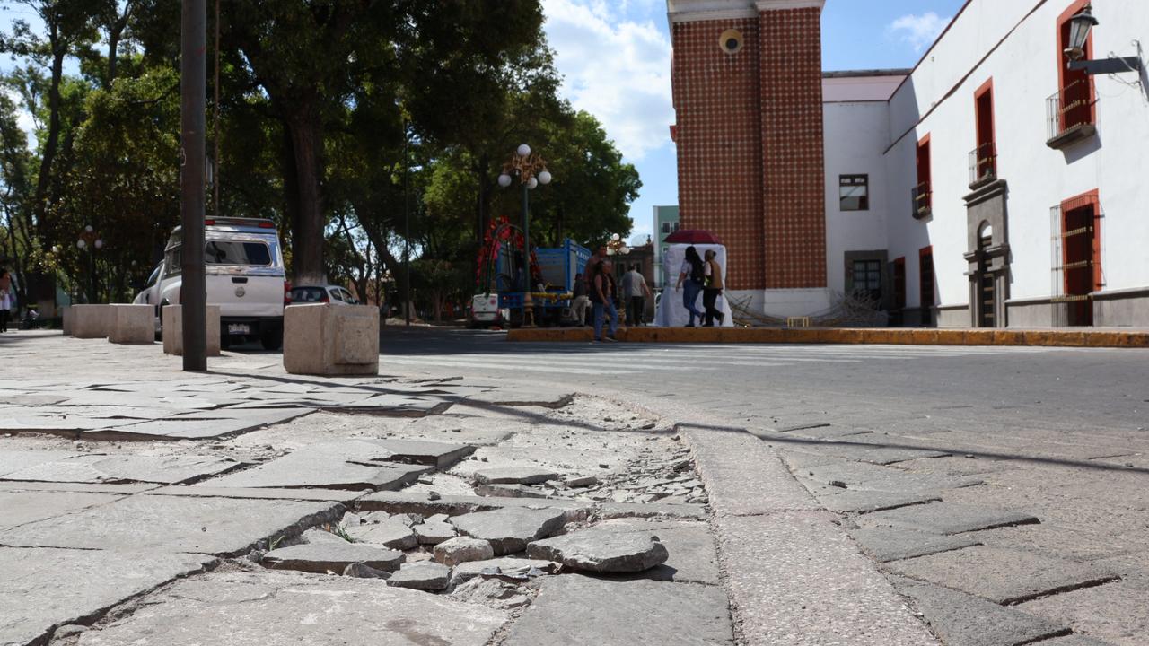 Piso dañado en el zócalo de Tlaxcala representa riesgo para peatones