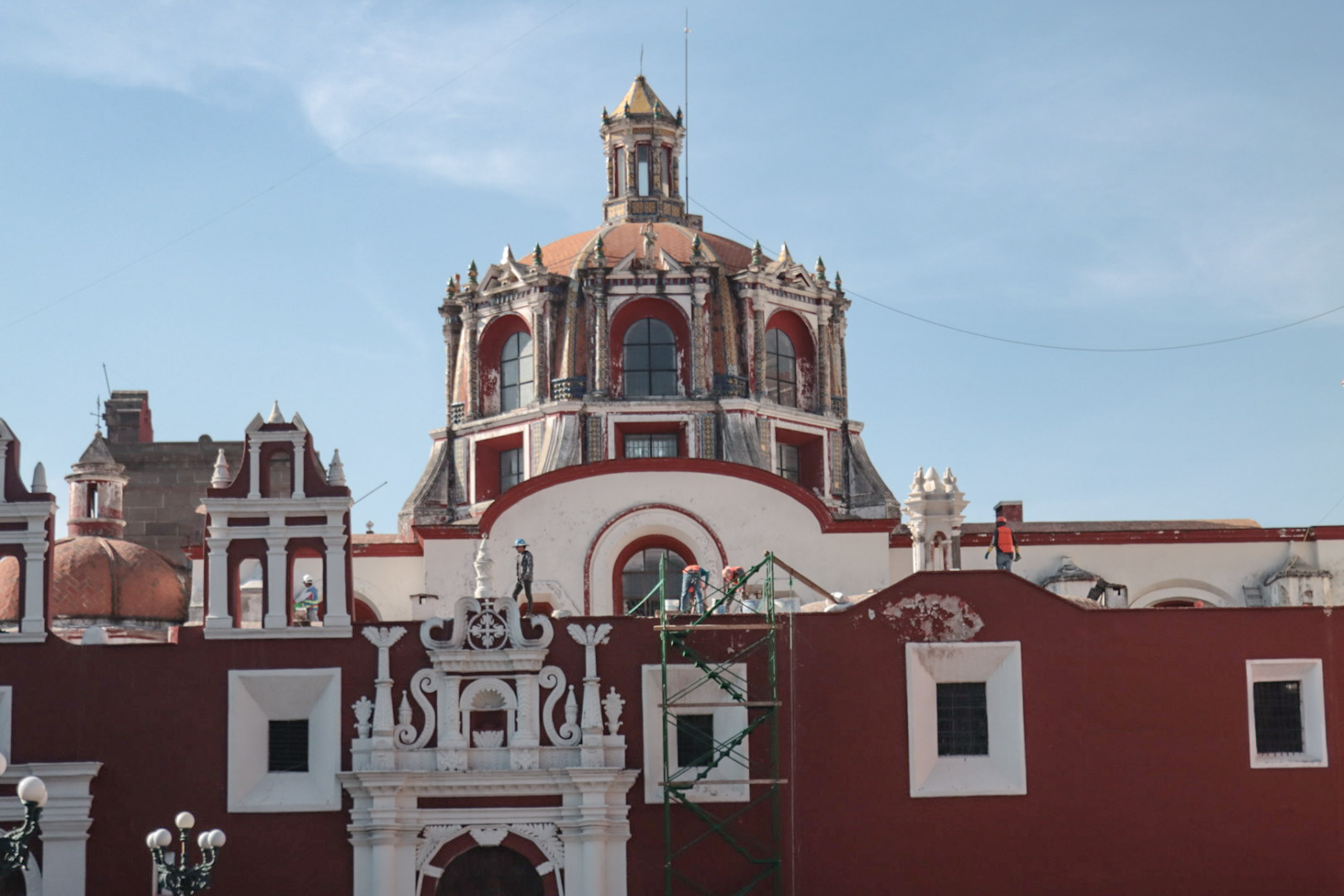 VIDEO Realizan trabajos de mantenimiento en el Templo de Santo Domingo en Puebla