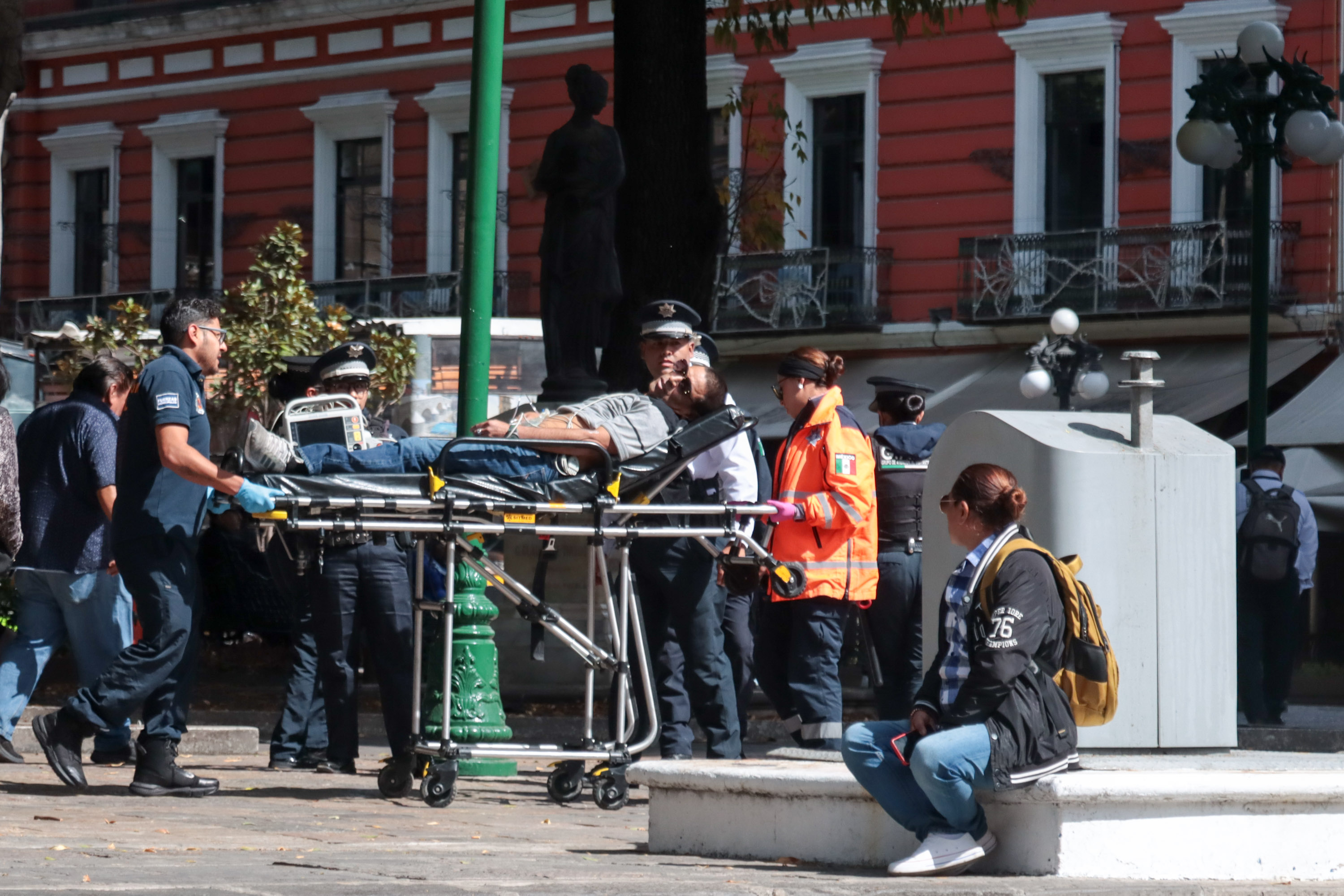 VIDEO Elementos de Seguridad y PC de Puebla atienden a persona en el zócalo