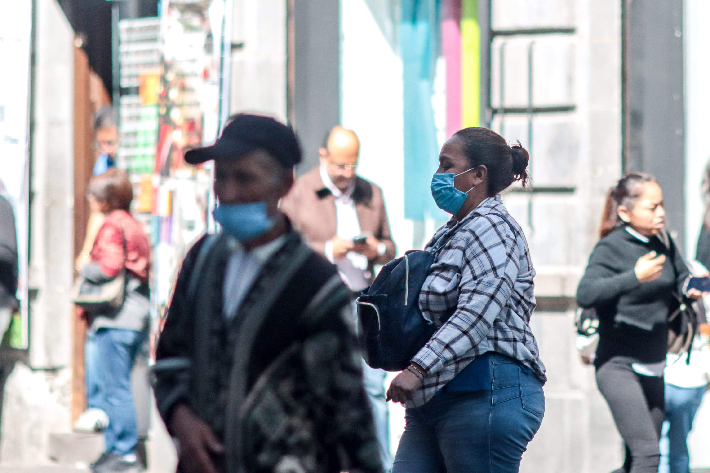 VIDEO Poblanos recurren al uso de cubrebocas para evitar contagios de sarampión